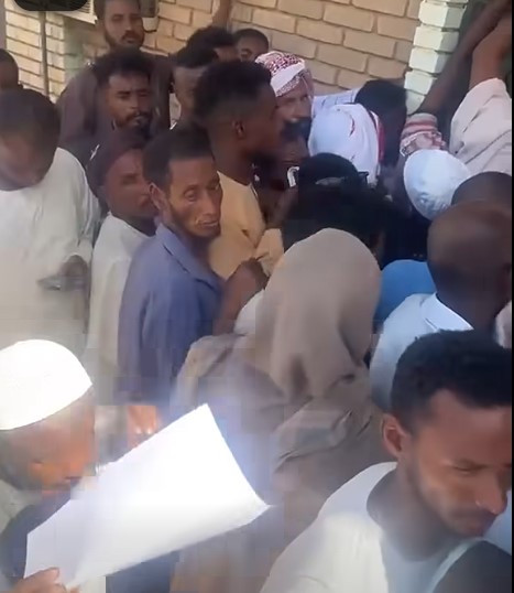حالات إغماء تودي بحياة العائدين أمام جهاز شؤون المغتربين بسبب الازدحام الشديد.