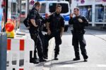 هيمنة قوات أمنية على مبنى بنك في وسط البلدة بعد احتجاز رهائن.