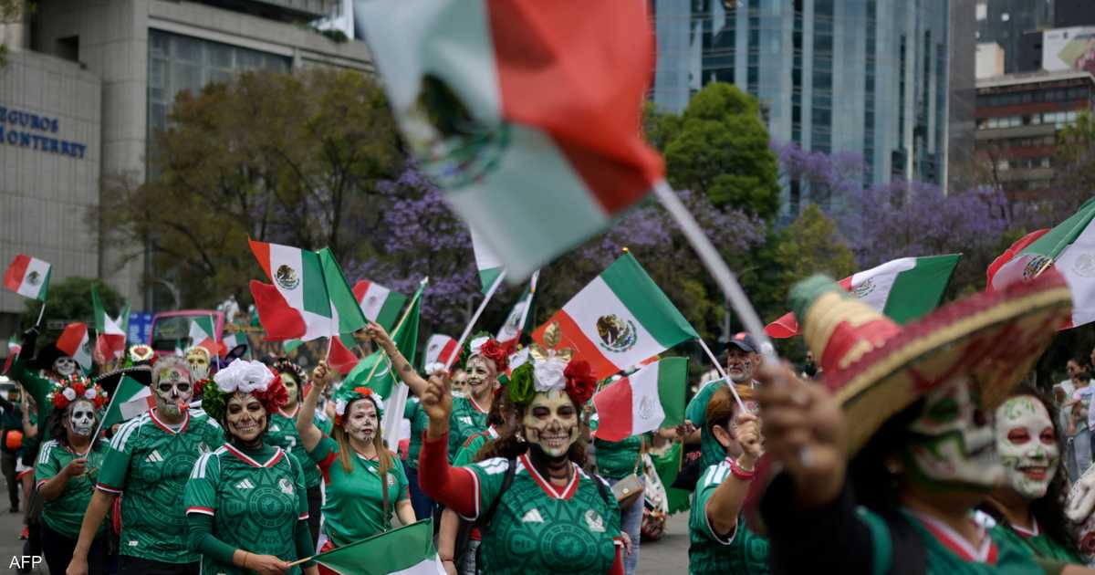 إنهاء العام الدراسي في المكسيك قبل موعده بسبب الموجة الحارة والكأس العالمي يثير جدلاً واسعاً.