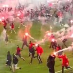 شغب واعتداءات الجماهير يهددان سلامة اللاعبين ويؤديان إلى إيقاف مباراة سلافيا وسبارتا.