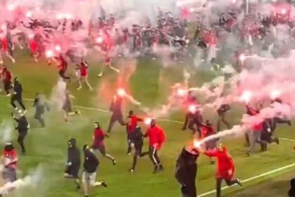 شغب واعتداءات الجماهير يهددان سلامة اللاعبين ويؤديان إلى إيقاف مباراة سلافيا وسبارتا.