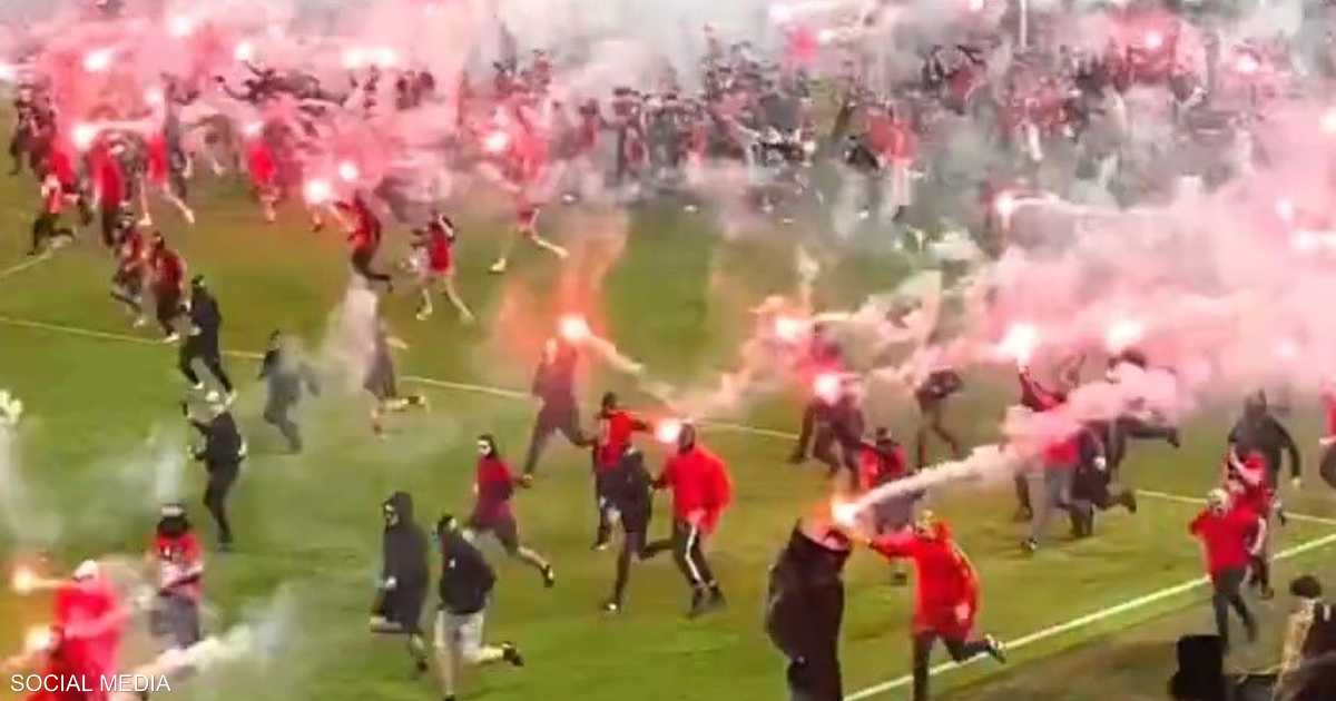 شغب واعتداءات الجماهير يهددان سلامة اللاعبين ويؤديان إلى إيقاف مباراة سلافيا وسبارتا.