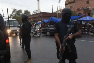 انفجار سيارة ملغومة واشتباكات تودي بحياة 12 من أفراد الأمن في باكستان
