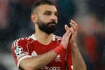 صلاح يتابع مباراة ليفربول من المدرجات ويثير الجدل مع مشجع مصري