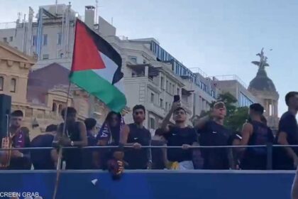 يامال يظهر بحمل العلم الفلسطيني أثناء احتفالات برشلونة بلقب الدوري