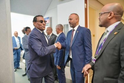 رئيس الوزراء السوداني يصل لندن لمناقشة مبادرة السلام مع جامعتي أكسفورد وكامبريدج