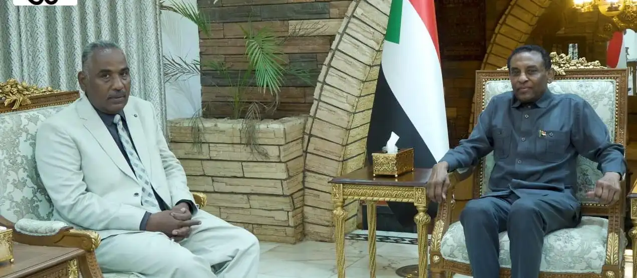 إدريس يستضيف صحفيًا لساعة بعد تمديد اللقاء من قبل رئيس الوزراء