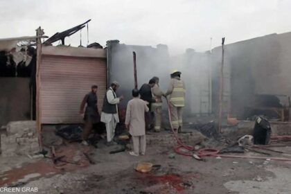 انفجار معسكر أمني باكستاني قرب الحدود الأفغانية يودي بحياة 6 جنود ويؤجل اتفاقاً للتصدي لتنظيم طالبان الباكستاني.