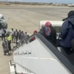 قائد رحلة العودة الطوعية من ليبيا يوجه رسالة مؤثرة إلى السودانيين العائدين.
