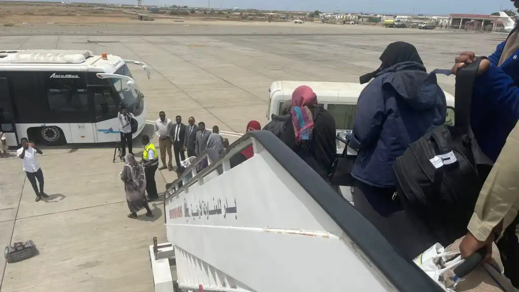 قائد رحلة العودة الطوعية من ليبيا يوجه رسالة مؤثرة إلى السودانيين العائدين.