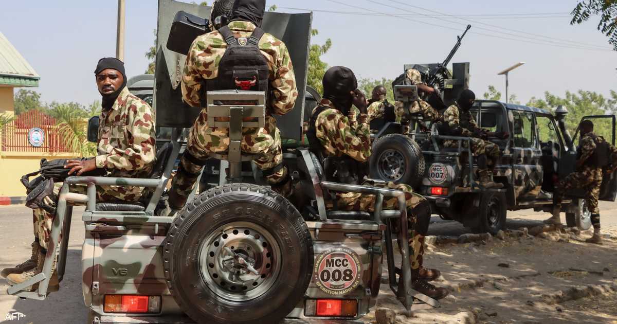 الجيش النيجيري ينفي مشاركة جنود أجانب في عملية قتال القائد المينوكي في داعش ويشدد على الدور الاستخباراتي الأميركي.