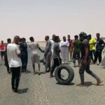شباب عبري يغلقون شريان الشمال الدولي احتجاجاً على قطوعات الكهرباء الجائرة