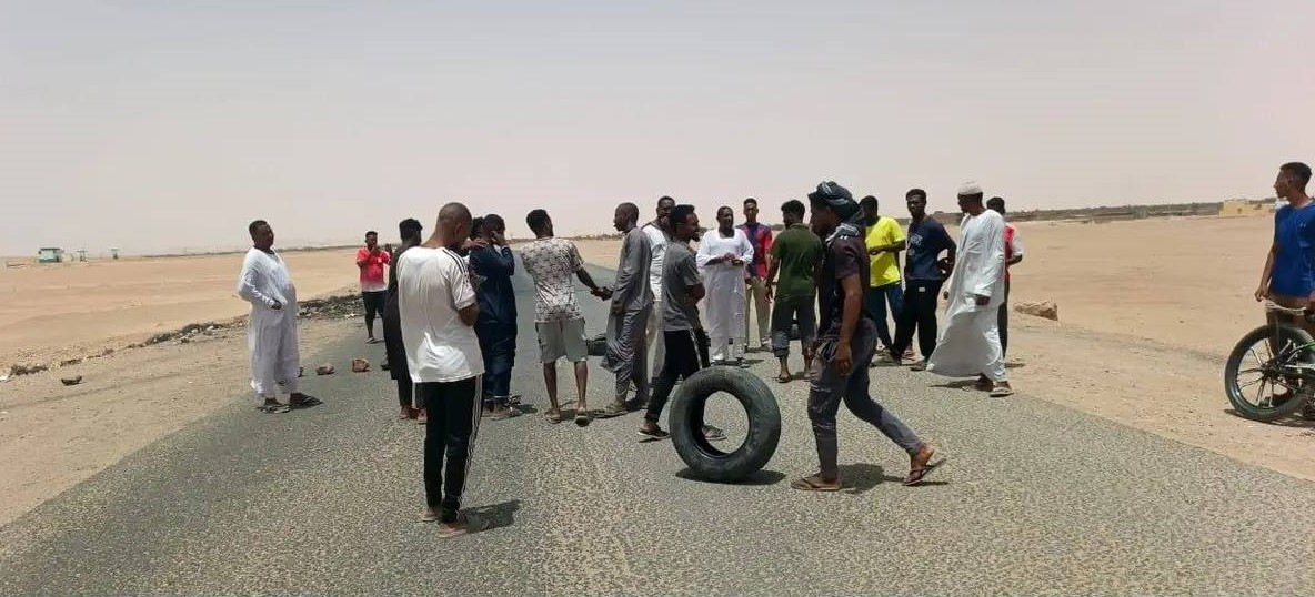شباب عبري يغلقون شريان الشمال الدولي احتجاجاً على قطوعات الكهرباء الجائرة