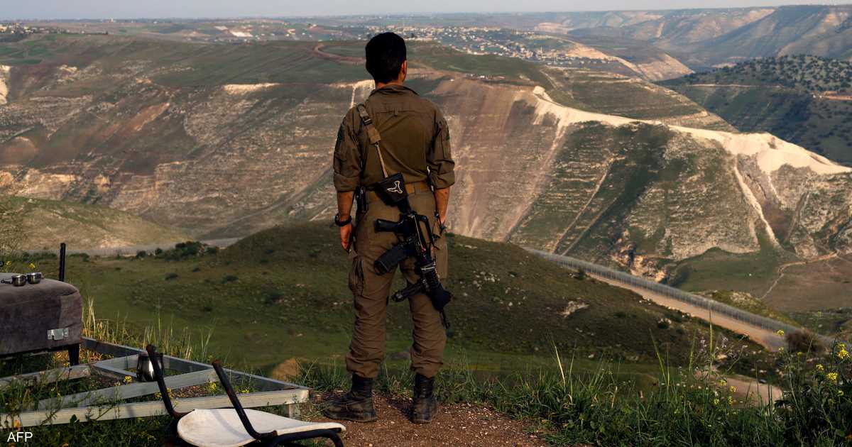 عشرة إسرائيليين عبروا حدود سوريا واعتقلتهم قوات الجيش الإسرائيلي.
