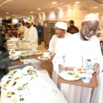 الحجاج السودانيون يبدأون موسم الحج بوجبة إفطار بعد وصولهم إلى المدينة المنورة.