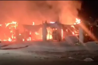 مبعدين من مصر يطلقون حريقاً واسعاً بسوق وادي حلفا وسط مخاوف من جرائمهم المستمرة