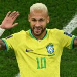 نيمار يعود لصفوف البرازيل للمرة الأولى منذ أكتوبر 2023 للمشاركة في كأس العالم للمرة الرابعة في مسيرته الدولية.