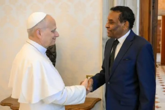 رئيس الوزراء السوداني يلتقي البابا ليو الرابع عشر لبحث خطة السلام والتعاون مع الفاتيكان