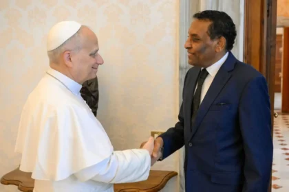 رئيس الوزراء السوداني يلتقي البابا ليو الرابع عشر لبحث خطة السلام والتعاون مع الفاتيكان