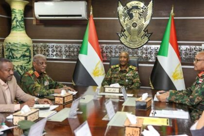 مجلس الأمن والدفاع السوداني يوجه بضبط تحركات المسلحين ووضع ضوابط أمنية للمحليات.