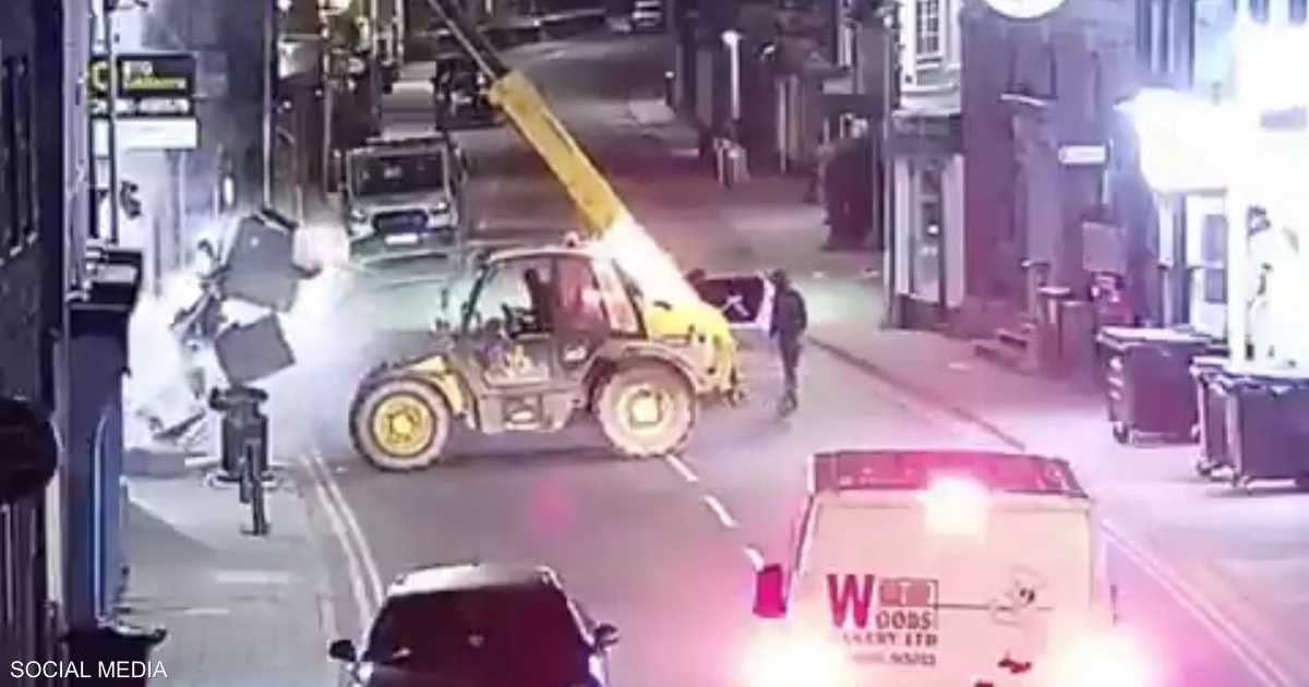 رافعة شوكية تستخدم لسطو على صراف آلي في فرع بنك بالشرق الأقصى البريطاني
