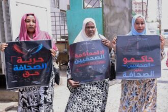 صحفيون سودانيون يقدمون مذكرة احتجاجية رفضاً لمحاكمة زميليهم بقانون المعلوماتية.