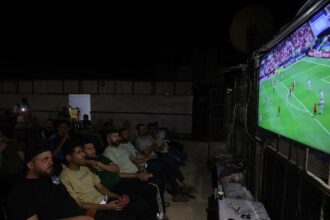 غزة المحاصرة: مشاهدة كأس العالم في خيم بلا كهرباء ومقاهي دمرت