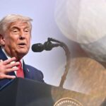 ترامب يهاجم منتقدي تعامله مع إيران ويتهمهم بالحمق والخيانة ويحظى بدعم ابنه في مواجهة الانتقادات الجمهورية.