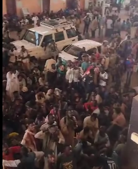 معبر أرقين يستقبل فوجاً ضخماً من سودانيين بُعيد حملات تدقيقية مصريية على المنقبين عن الذهب.