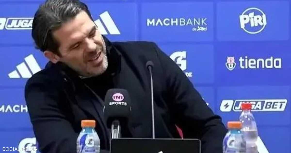 دخول المدرب الأرجنتيني غاغو السابق لريال مدريد المستشفى بعد أزمة صحية أثناء مؤتمر صحفي.