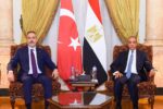بدر عبد العاطي وهاكان فيدان يبحثان تعزيز العلاقات الثنائية والتطورات الإقليمية في القاهرة
