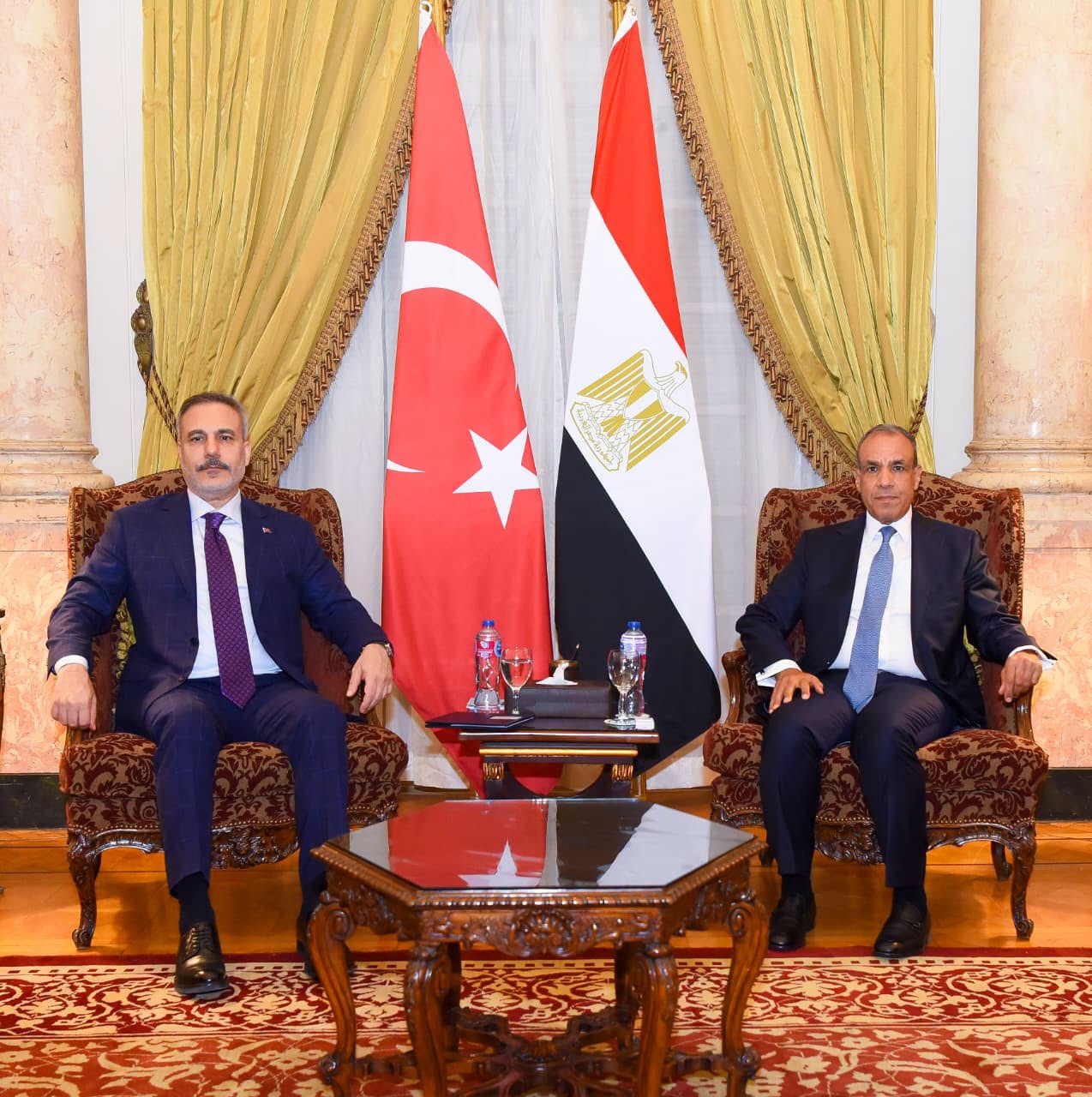بدر عبد العاطي وهاكان فيدان يبحثان تعزيز العلاقات الثنائية والتطورات الإقليمية في القاهرة