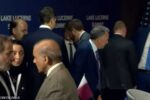 مشهد لافت في اجتماع الوفدين الأميركي والإيراني تجنب المصافحة المباشرة قبل المفاوضات.