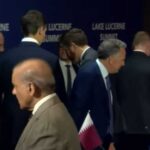 مشهد لافت في اجتماع الوفدين الأميركي والإيراني تجنب المصافحة المباشرة قبل المفاوضات.