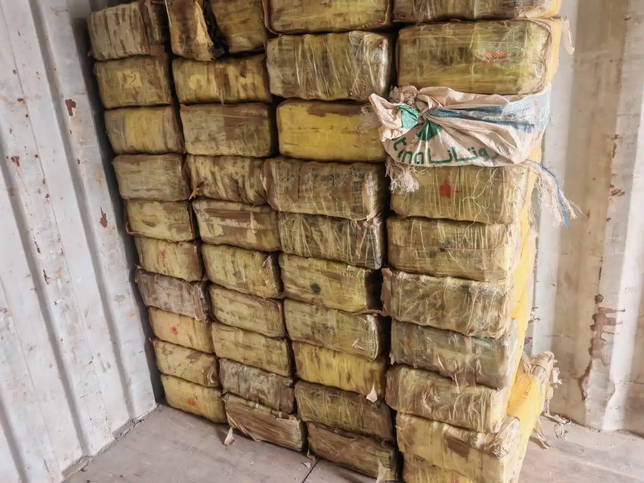القوات السودانية تضبط نصف طن آيس مدفون في غابة جنوب طوكر القادم من اليمن.