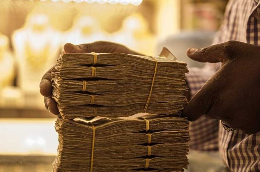 الدولار يرتفع على الجنيه السوداني لـ5500 جنيه وسط تضخم وتخبط إداري