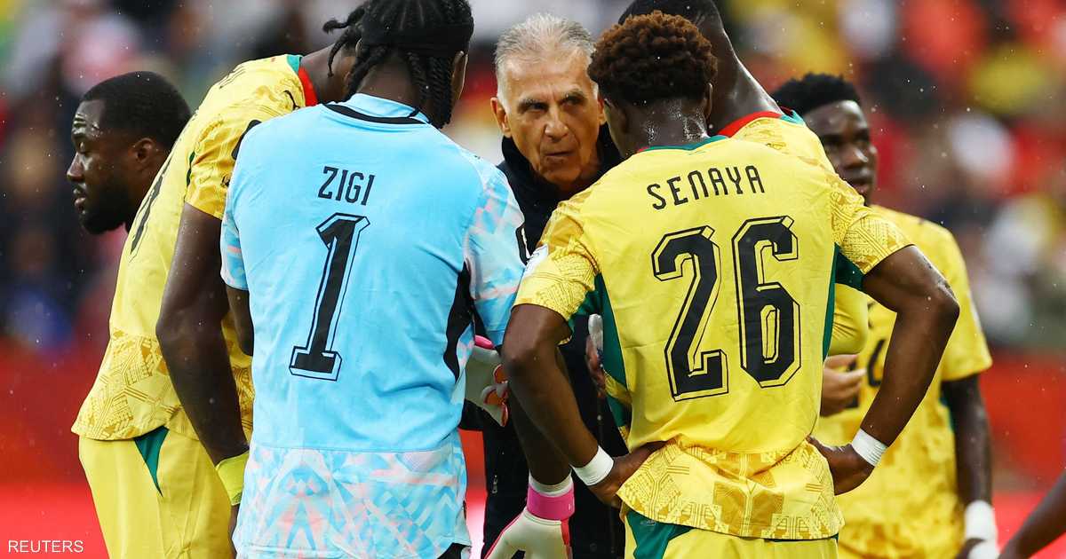 إنجلترا وغانا تلاقيان في مباراة تحدد تأهل الفريقين في كأس العالم.