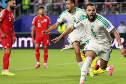 الجزائر تضرب بثنائية وتتصدر مجموعتها بفارق الأهداف عن النمسا بعد هزيمة الأردن في افتتاح القمة العربية بالنهائيات بأميركا الشمالية