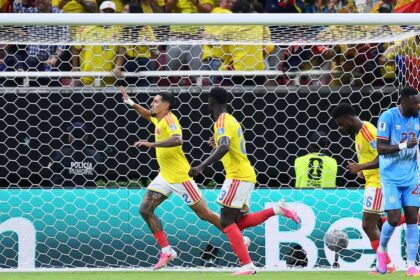 دانييل مونوز يضاعف أهدافه ويقود كولومبيا للتأهل إلى الدور الثاني في كأس العالم