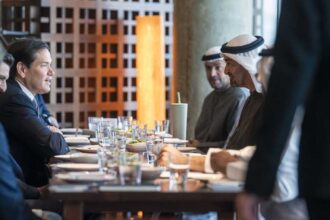 الشيخ محمد بن زايد وماركو روبيو يبحثان تعزيز التعاون الاستراتيجي بين الإمارات والولايات المتحدة ويجريان مناقشة للقضايا الإقليمية والدولية.