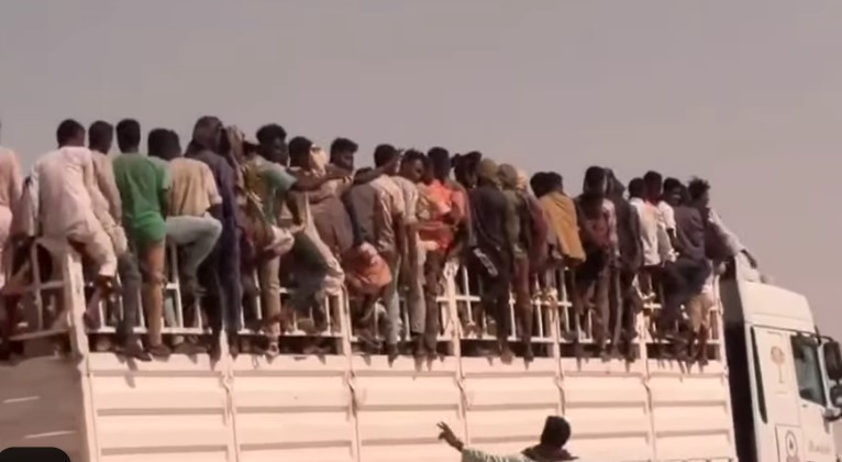 هروب جماعي لـ 200 شخص وقطع طريق وادي حلفا أمنياً.