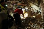 زلزالان بقوة 7.2 و7.5 درجة يضربان فنزويلا ويؤديان إلى حالة طوارئ وإعاقة الخدمات الرئيسية.