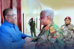 السيادة والأركان يبحثان الملفات الأمنية والعسكرية المهمة.