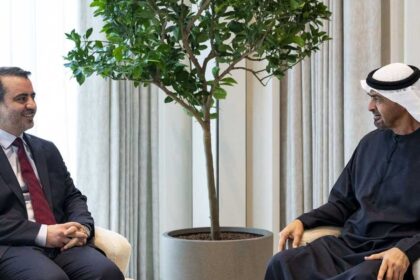 الشيخ محمد بن زايد يلتقي وزير الخارجية السوري ويبحث العلاقات الثنائية والتطورات الإقليمية