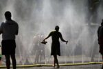 الحرارة القياسية تضرب أوروبا وتركز الاهتمام على التغير المناخي وتأثيره على الصحة والبنية التحتية.