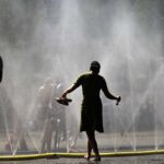 الحرارة القياسية تضرب أوروبا وتركز الاهتمام على التغير المناخي وتأثيره على الصحة والبنية التحتية.