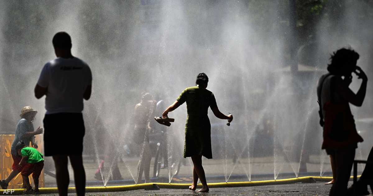 الحرارة القياسية تضرب أوروبا وتركز الاهتمام على التغير المناخي وتأثيره على الصحة والبنية التحتية.