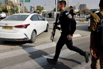 انفجار سيارتين مفخختين في تل أبيب يودي بحياة شخصين