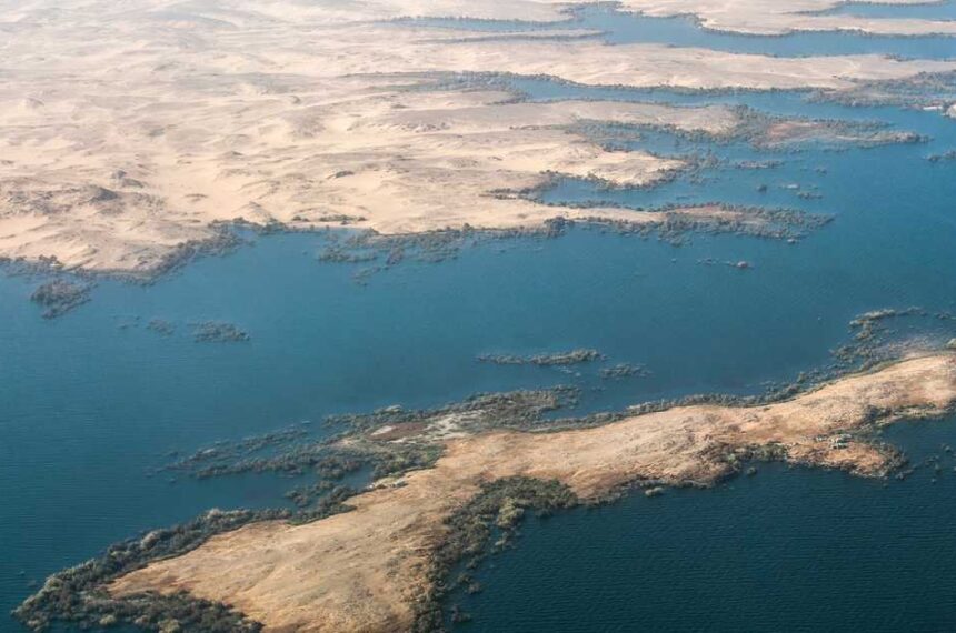 جهود مكثفة لاحتواء تسرب زيتي كبير في بحيرة ناصر من غارق الصندل النهري