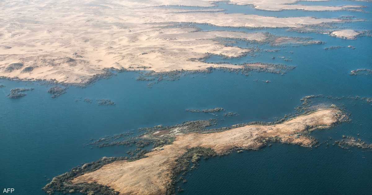 جهود مكثفة لاحتواء تسرب زيتي كبير في بحيرة ناصر من غارق الصندل النهري